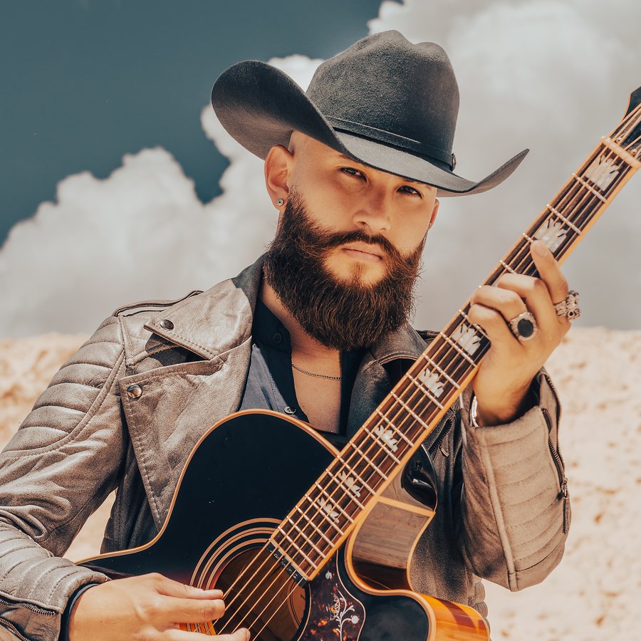 Andrés Ferran tocando la guitarra