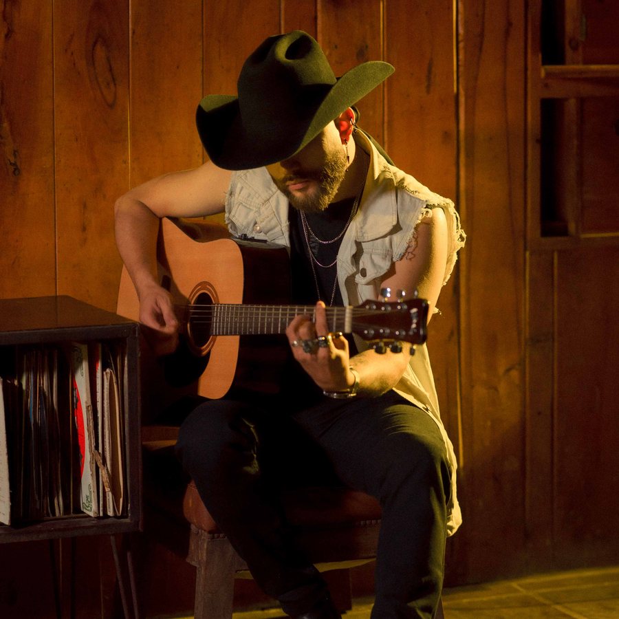 Andrés Ferran tocando guitarra sentado