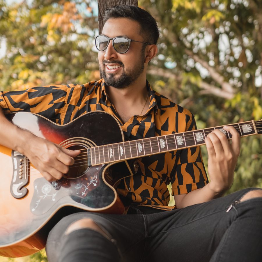 Edwin Gaona tocando la guitarra