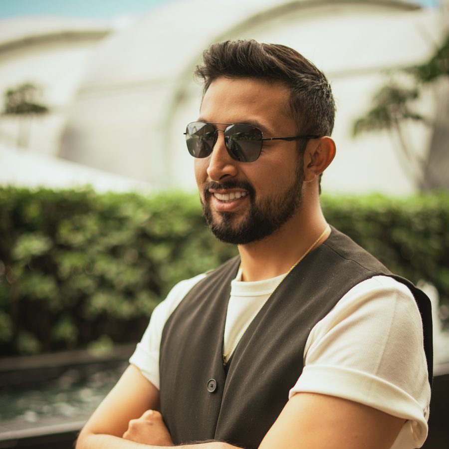 Edwin Gaona en retrato al aire libre