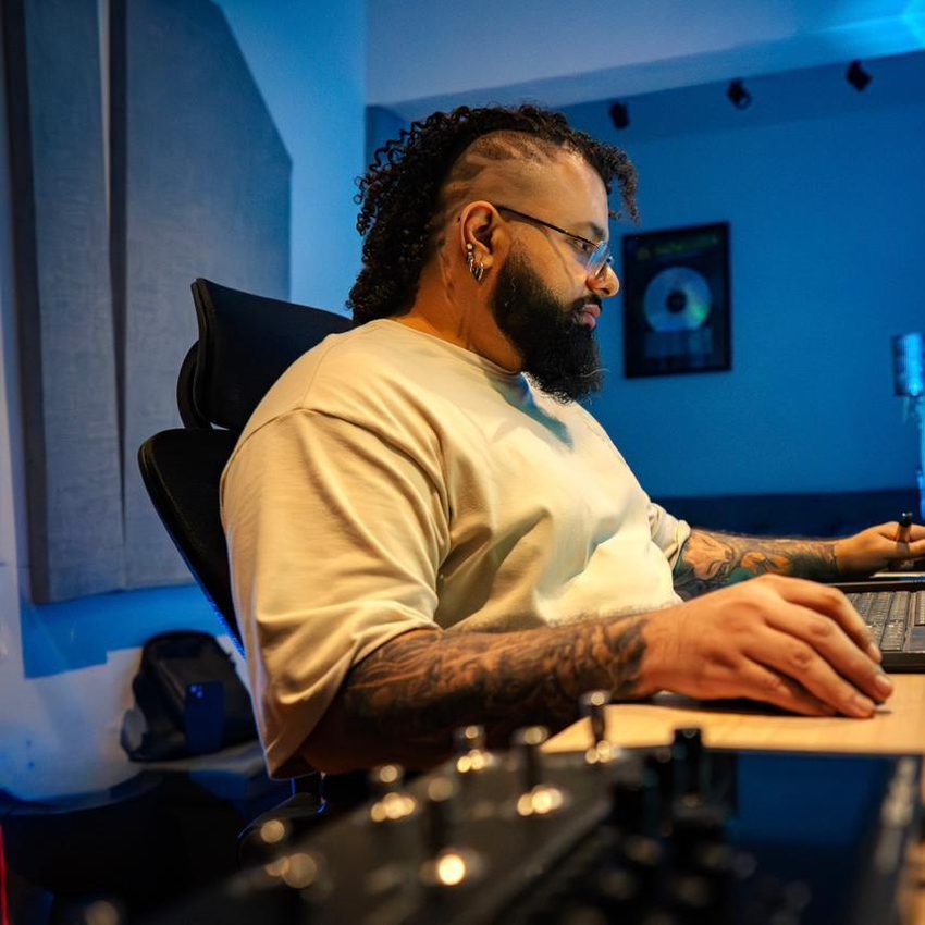 El Crispe produciendo en su estudio