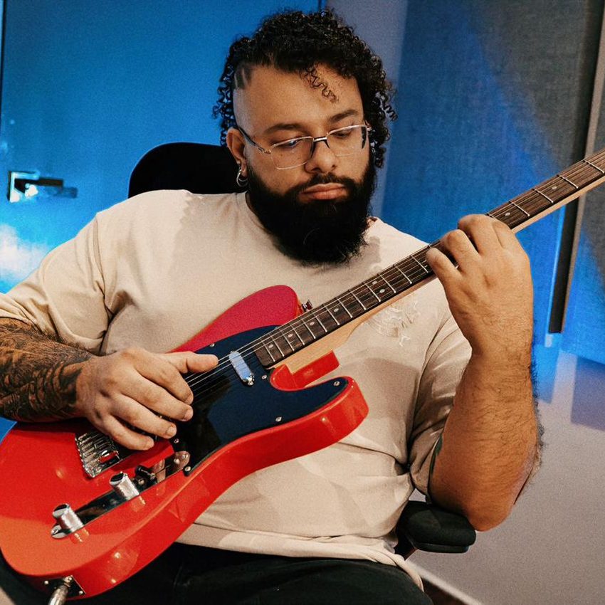 El Crispe con guitarra eléctrica en el estudio