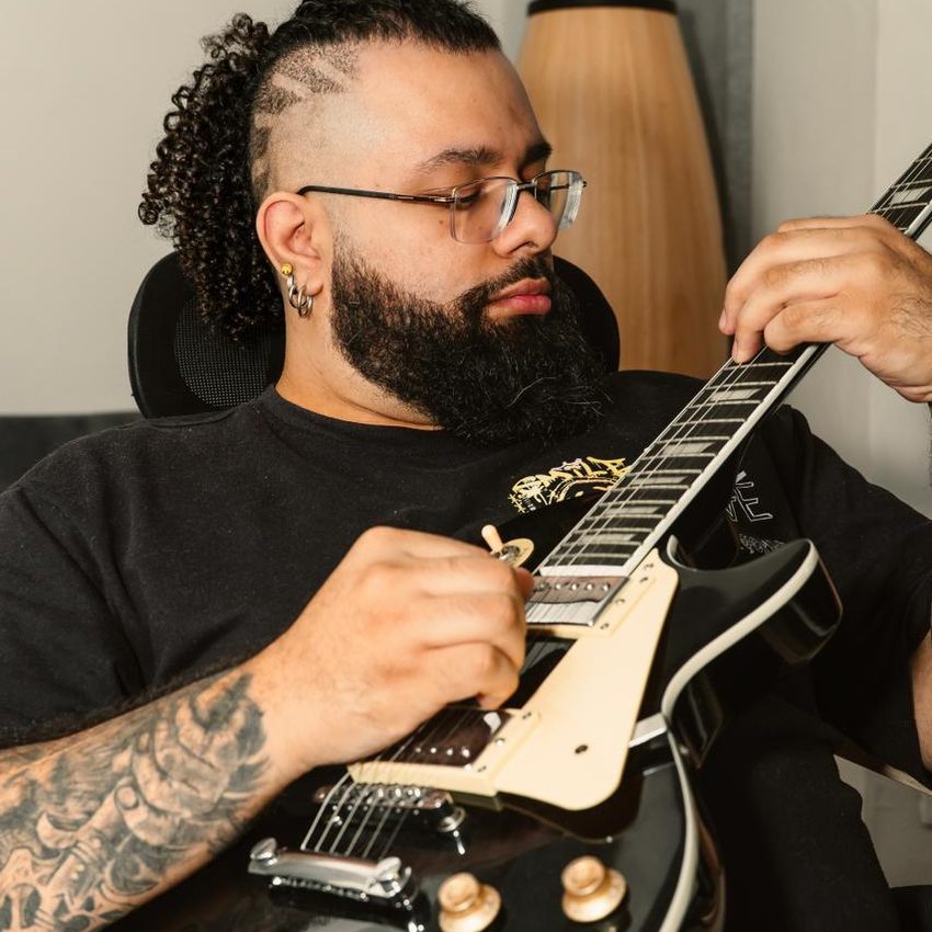 El Crispe tocando la guitarra