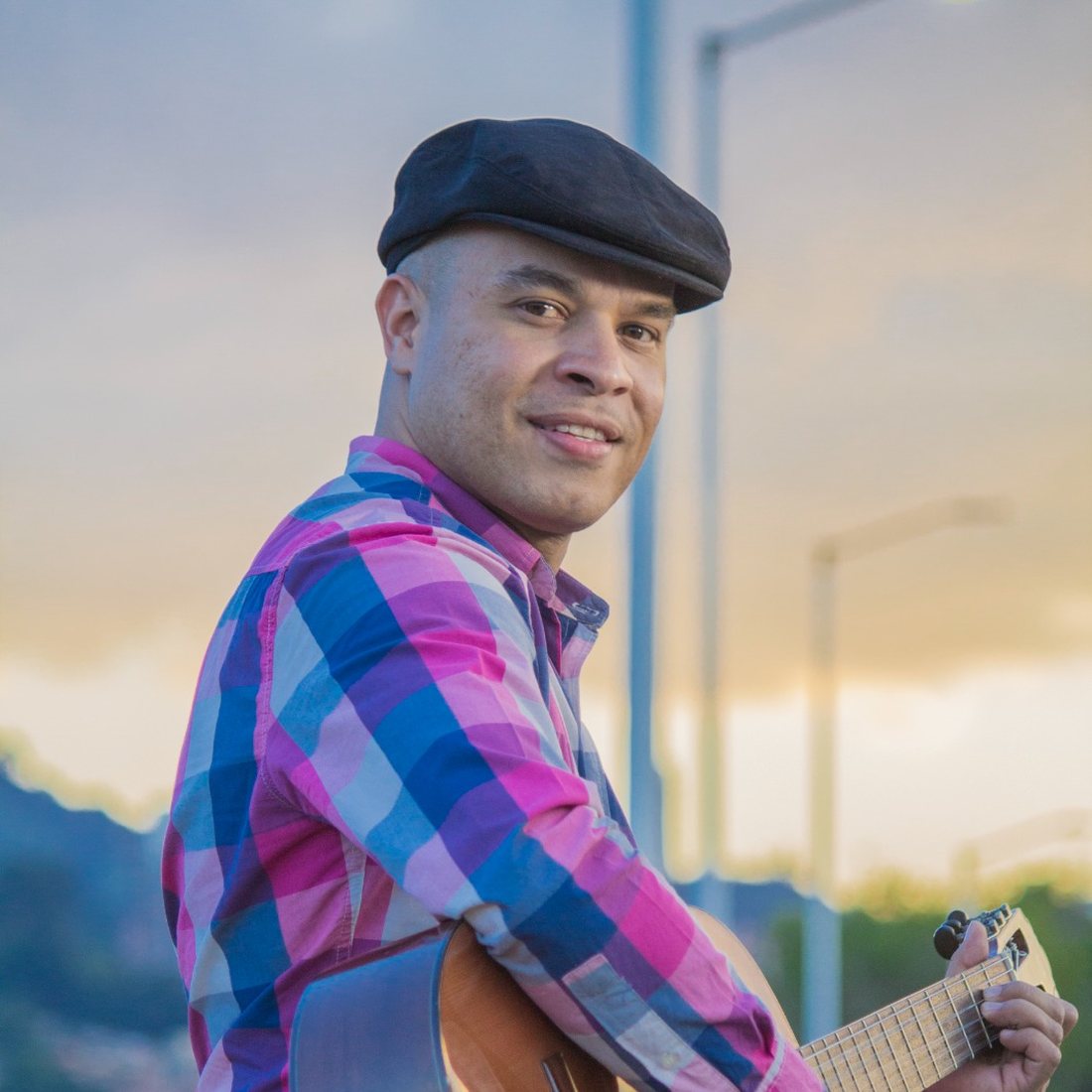 Jorge Vélez con su guitarra al atardecer
