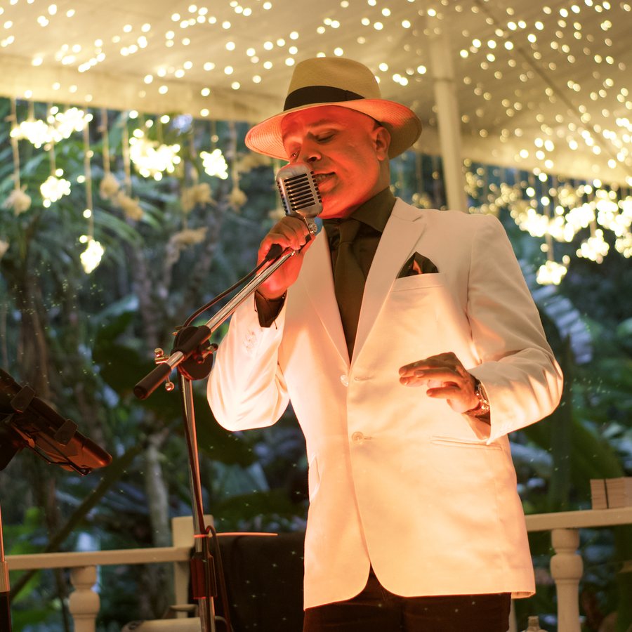Jorge Vélez cantando en vivo