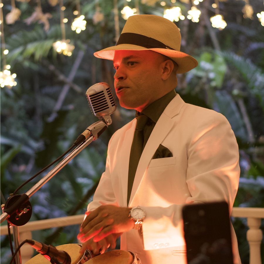Jorge Vélez en las congas durante una presentación