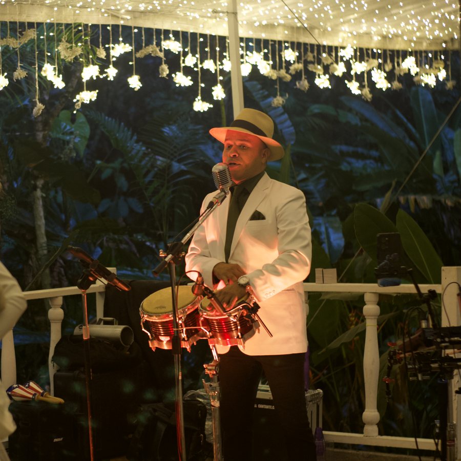 Jorge Vélez en tarima con su set de percusión