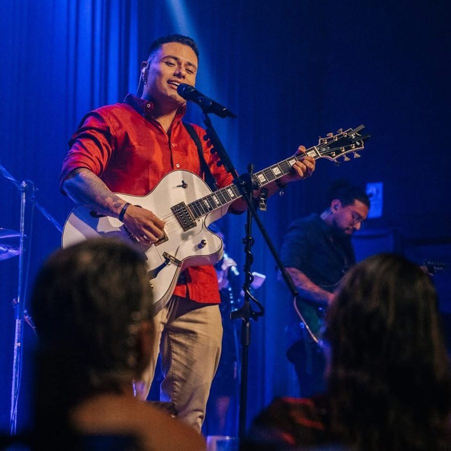 Mateo Strada tocando la guitarra en concierto