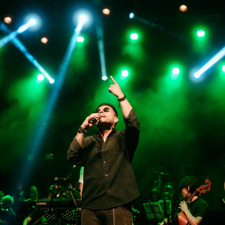 Mateo Strada en tarima durante un concierto